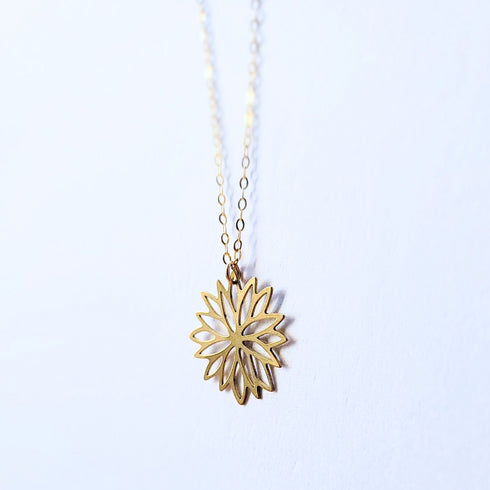 Minimalist Gold Flower Pendant Necklace